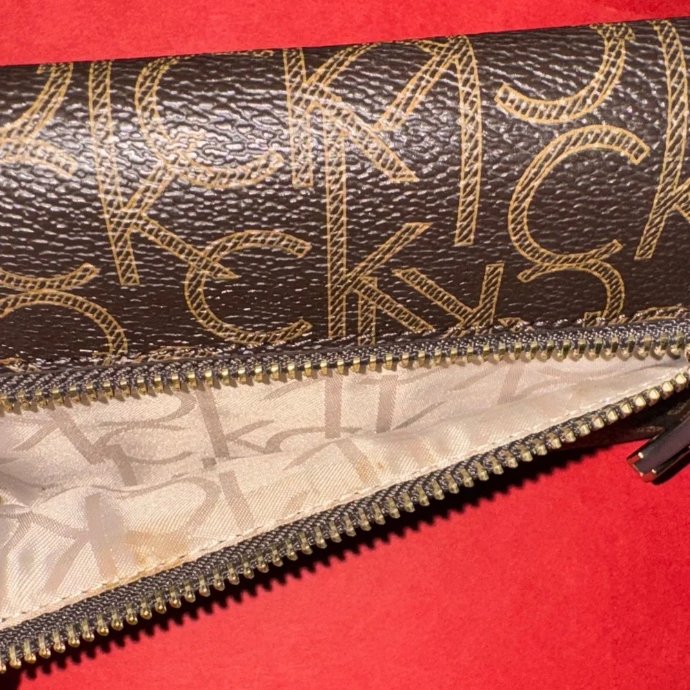 Calvin Klein Trifold Wallet in Dark Brown Signature Leather - Picture 5 of 8